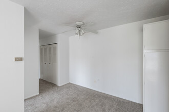 Hawthorne Club Apartments in Westland, MI - Building Photo - Interior Photo