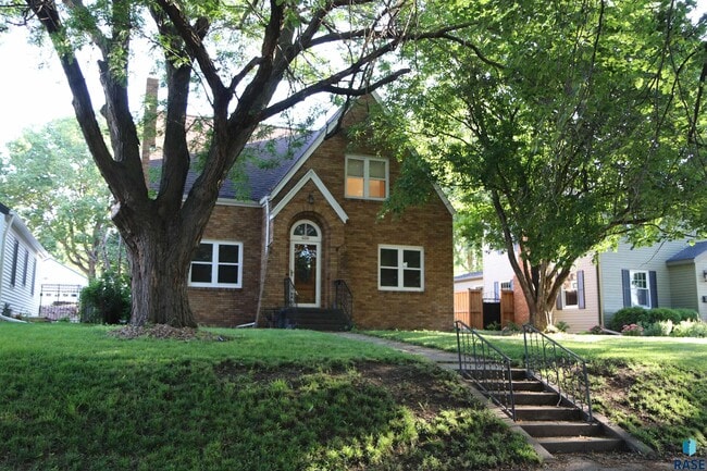 property at 620 E Wiswall Pl