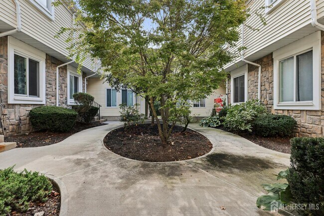 1086 Schmidt Ln in North Brunswick, NJ - Building Photo - Building Photo