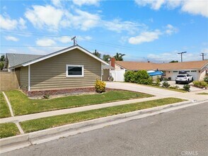 17551 Misty Ln in Huntington Beach, CA - Building Photo - Building Photo