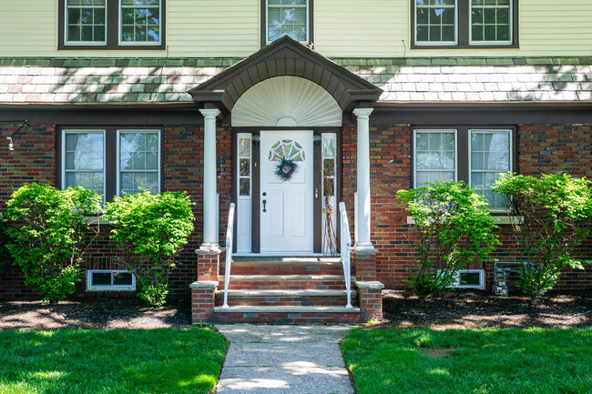 Oak Ridge Manor in Clark, NJ - Building Photo - Building Photo