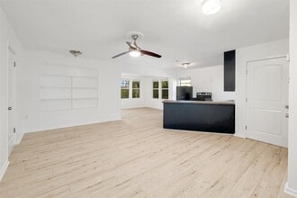 18502 E Lakeview Dr in Jonestown, TX - Building Photo - Building Photo