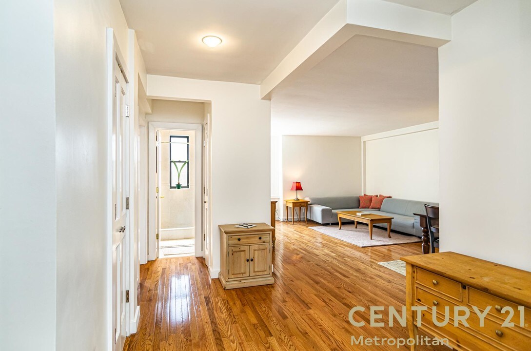 30 E 9th St-Unit -6-F in New York, NY - Building Photo