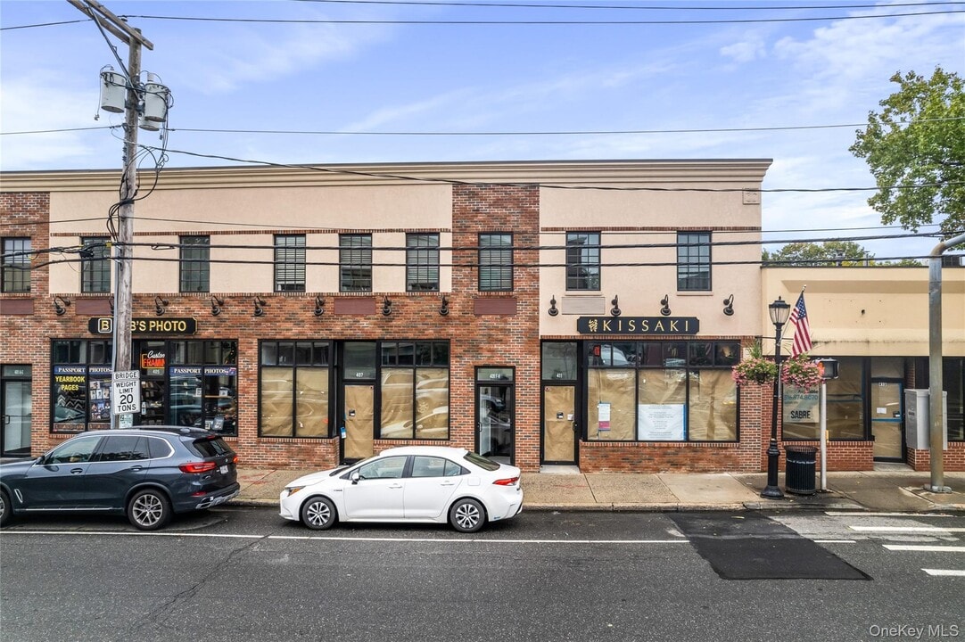 409 Plandome Rd in Manhasset, NY - Building Photo