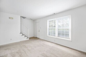 307 Ellery Ct in Fredericksburg, VA - Foto de edificio - Building Photo