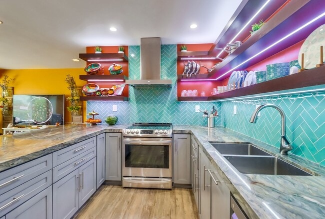 3856 Loma Alta Dr in San Diego, CA - Foto de edificio - Building Photo