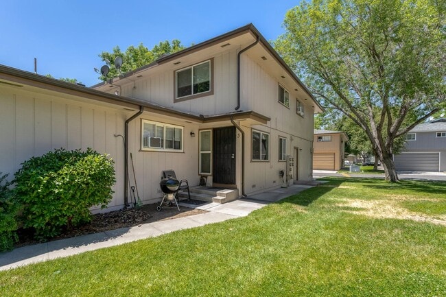 661 Oakwood Dr in Sparks, NV - Building Photo - Building Photo