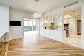 121 N Post Oak Ln in Houston, TX - Building Photo - Building Photo