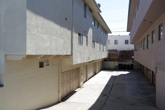 124 W Hillsdale St in Inglewood, CA - Foto de edificio - Building Photo