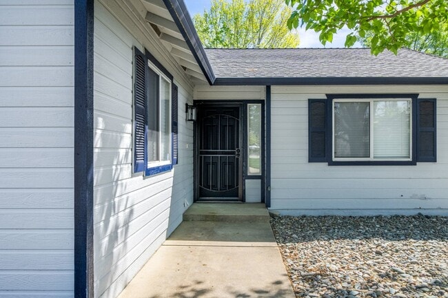 855 Montcrest Dr in Redding, CA - Building Photo - Building Photo