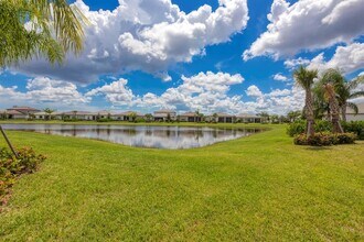 833 SE Courances Dr in Port St. Lucie, FL - Foto de edificio - Building Photo