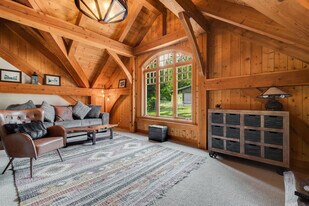 2191 E Loop Rd in Stevenson, WA - Building Photo
