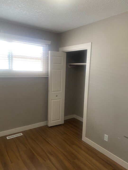 1438 45 St SW in Calgary, AB - Building Photo