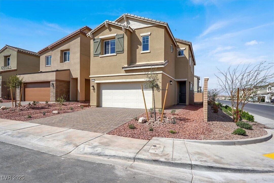 897 Pointe Arbor St in Henderson, NV - Building Photo