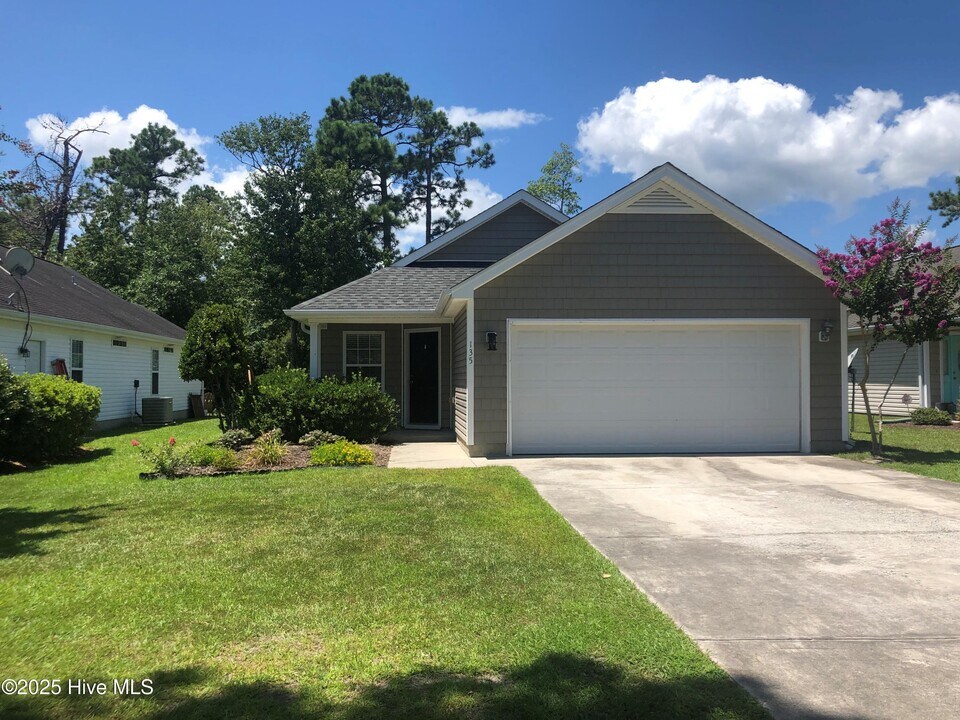135 Red Bird Ln in Hampstead, NC - Building Photo