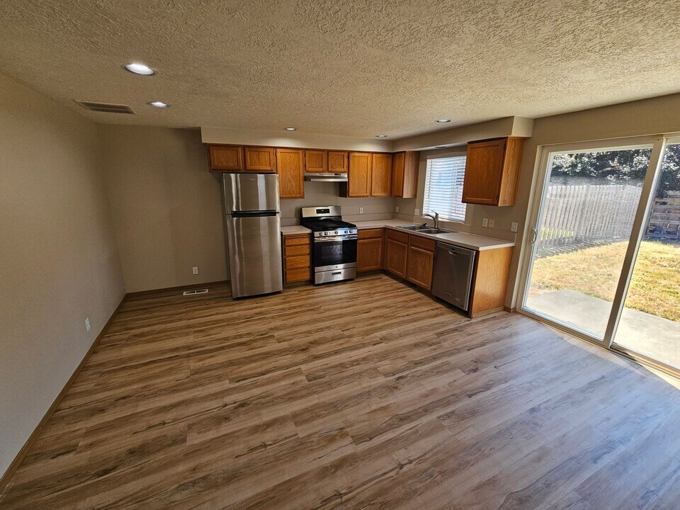145-147-147 Delta Ct N in Keizer, OR - Building Photo