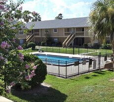 294 Berkshire Ln in Melbourne, FL - Building Photo