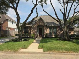 215 Heathbrook Ln in Houston, TX - Building Photo