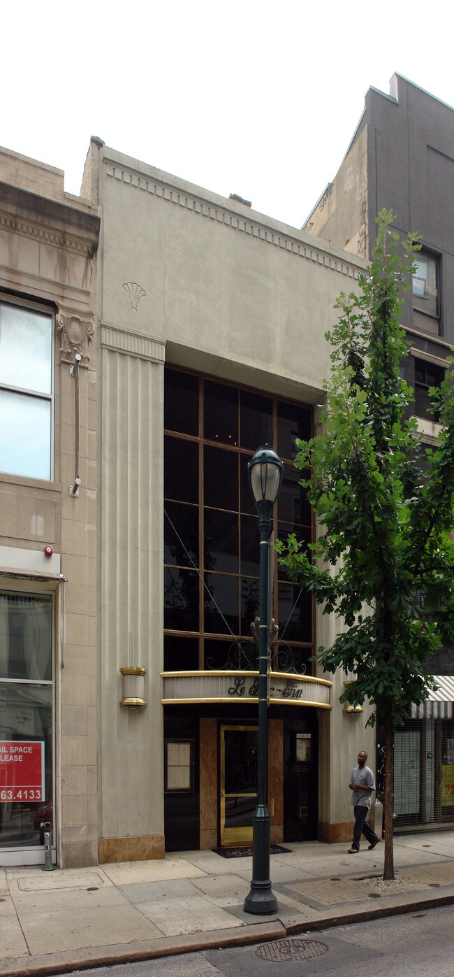 1523 Walnut St in Philadelphia, PA - Building Photo - Building Photo
