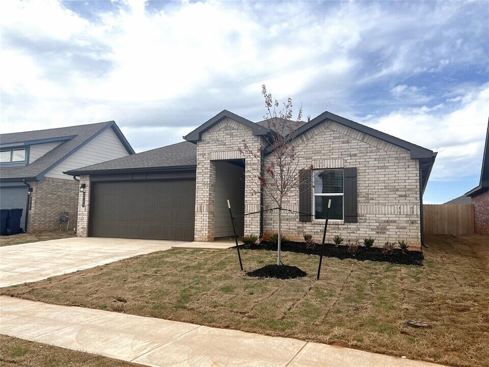 2745 Dennis Dr in Yukon, OK - Building Photo