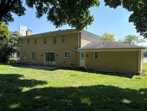59 Regent Dr in Oak Brook, IL - Building Photo - Building Photo
