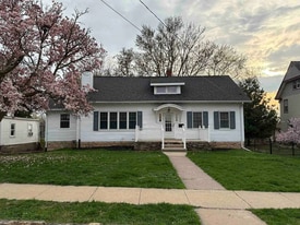1215 Mt Pleasant St in Dubuque, IA - Building Photo