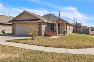 924 Denmark St in Yukon, OK - Building Photo