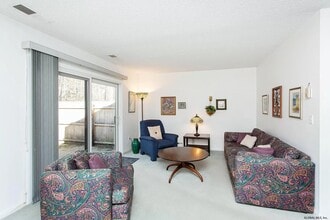 82 Crestwood Ter in Albany, NY - Foto de edificio - Building Photo