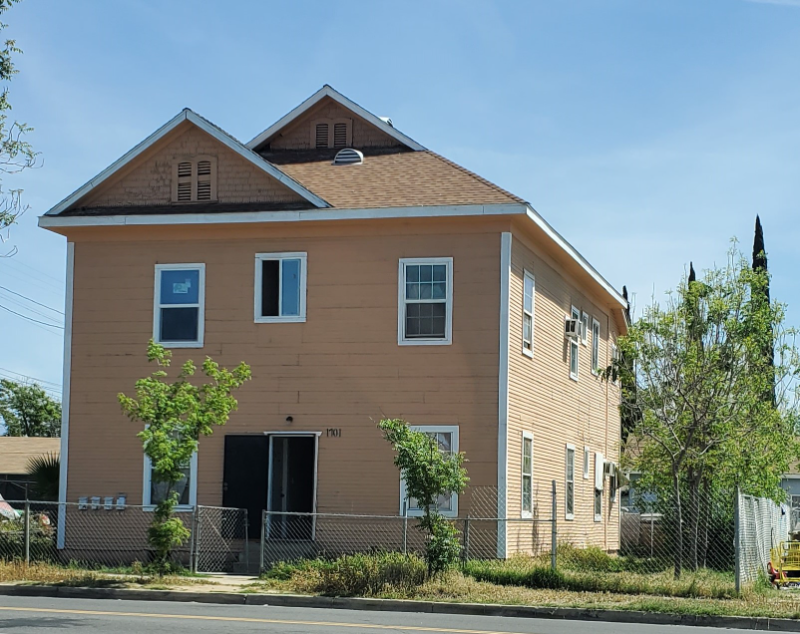 1701 Owens St in Bakersfield, CA - Building Photo