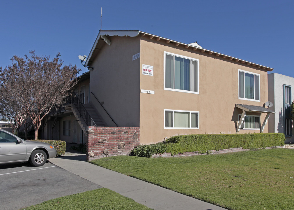 10601 Tibbs Cir in Garden Grove, CA - Building Photo