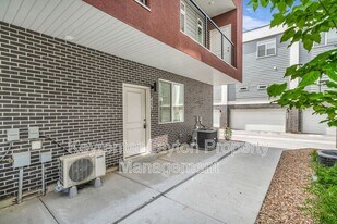 453 E 690 S in Clearfield, UT - Building Photo