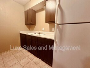 6016 Northwest Expy in Warr Acres, OK - Building Photo - Building Photo