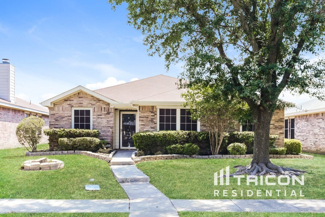 2422 Meadowgate Ln in Lancaster, TX - Foto de edificio
