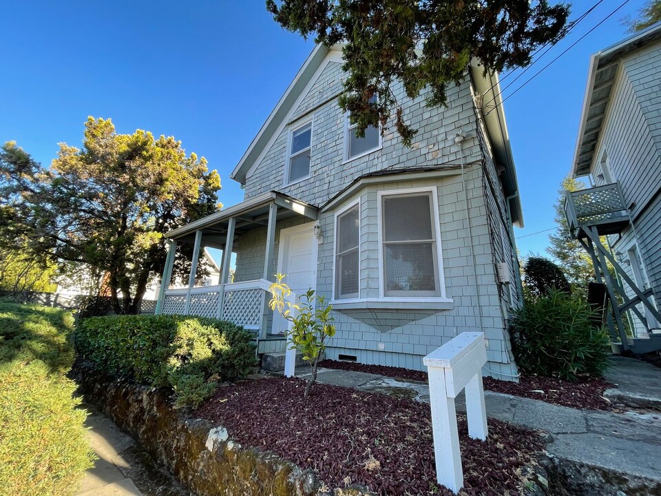 15 Stanley St in Petaluma, CA - Building Photo