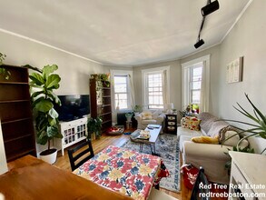 1572 Commonwealth Ave, Unit 8 in Boston, MA - Building Photo - Building Photo