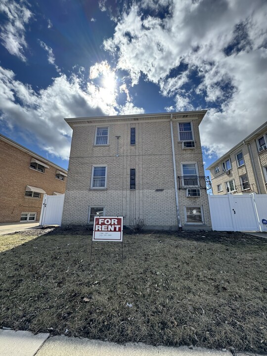 6331 W Devon Ave, Unit 2R in Chicago, IL - Building Photo
