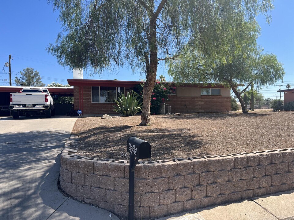 6945 E Kirkland Dr in Tucson, AZ - Building Photo