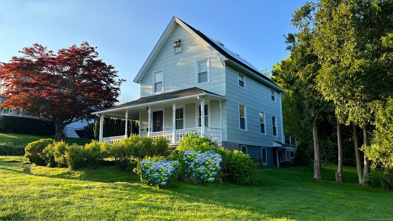 20 School St in Stonington, CT - Building Photo