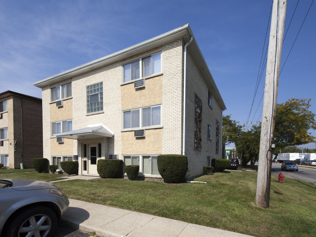 Janik Schiller Park Apartments in Schiller Park, IL - Building Photo - Building Photo