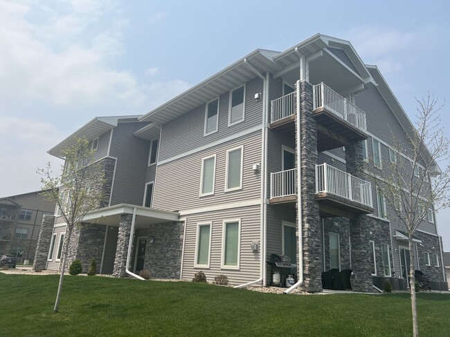 2041 Cottonwood Rd in Ames, IA - Building Photo - Building Photo
