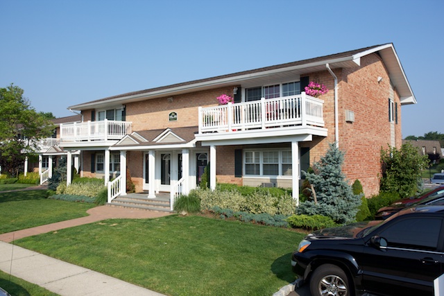 Fairfield Court in West Babylon, NY - Foto de edificio