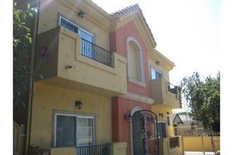 14728 Sylvan St in Van Nuys, CA - Building Photo - Building Photo