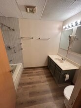 222 E Lawrence Ave in Springfield, IL - Foto de edificio - Building Photo