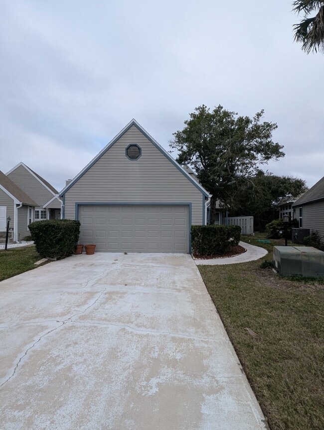 108 N Lake Cir in St. Augustine, FL - Building Photo - Building Photo