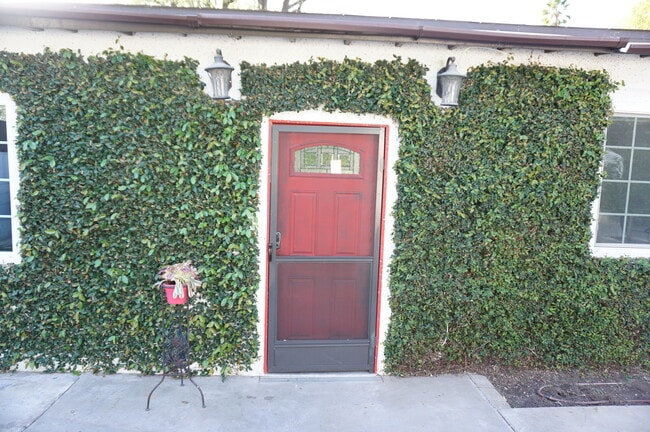 14820 Devonshire St in Mission Hills, CA - Foto de edificio - Building Photo