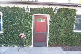 14820 Devonshire St in Mission Hills, CA - Foto de edificio - Building Photo