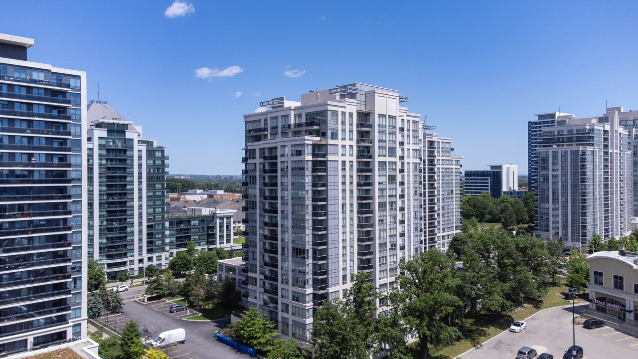 60 Disera Dr in Vaughan, ON - Building Photo