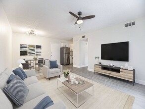 The Enclave at 3726 in Ft. Myers, FL - Foto de edificio - Building Photo