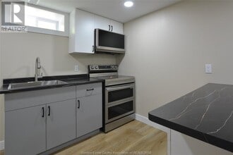 1935 Todd Ln in Windsor, ON - Building Photo - Building Photo