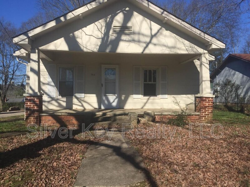 914 E Madison Ave in Athens, TN - Building Photo